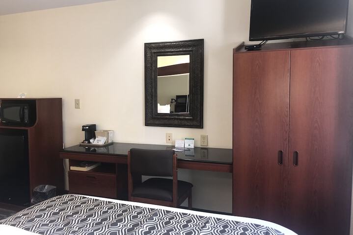 1 Queen Bed Accessible Room (52 of 54)