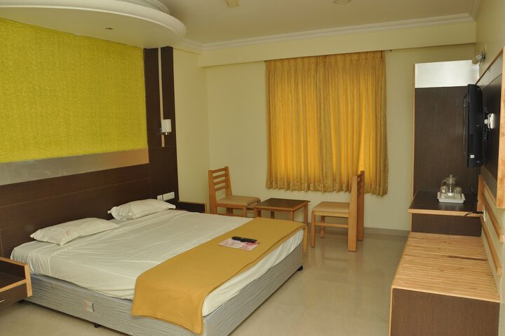 Room 5 of 8