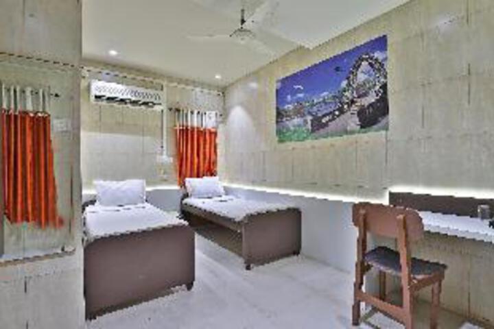 SPOT ON 48390 Hotel Satkar