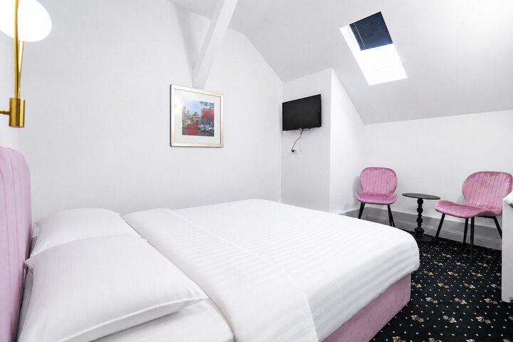 Room 16 of 40