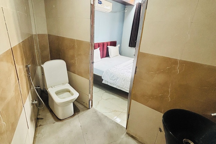Room 10 of 11