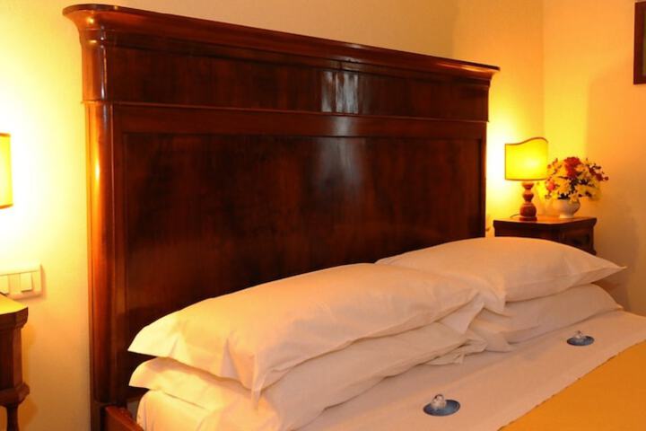 Room 4 of 83