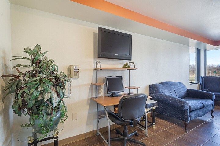 Business Center 27 of 36