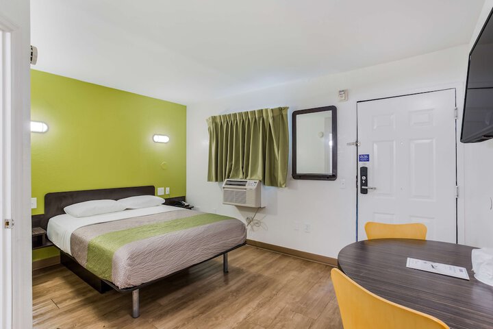 Room 14 of 38
