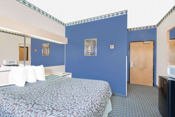 1 Queen Bed (4 of 30)