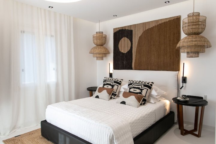 Room 2 of 136
