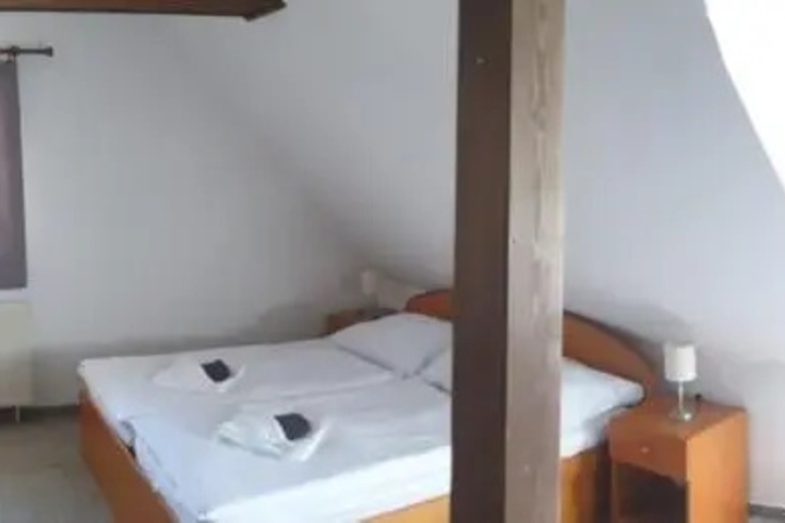 Room 5 of 12