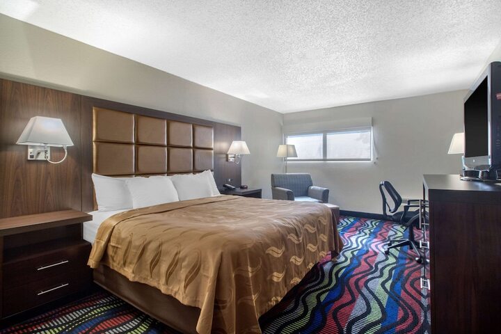 1 King Bed (9 of 21)