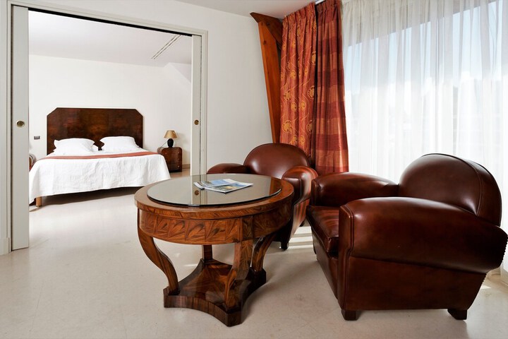 Room 4 of 32