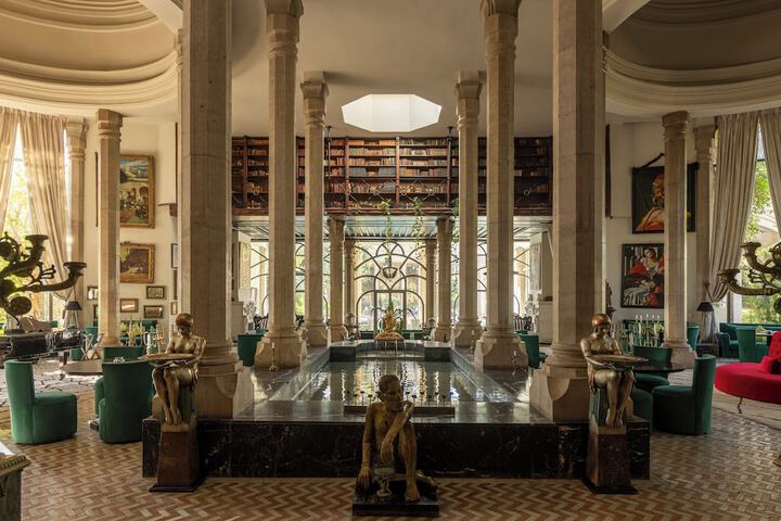 Lobby lounge