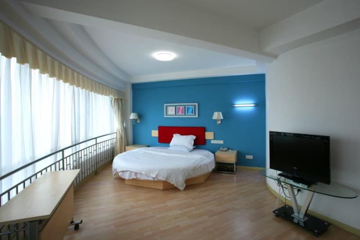 Room 6 of 14