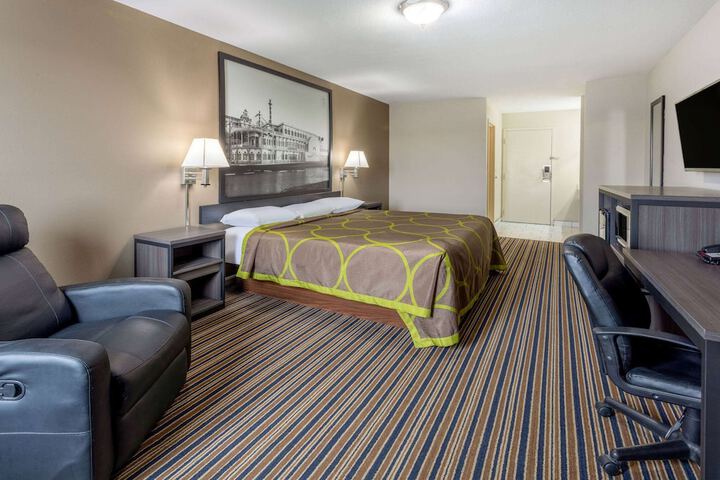 1 King Bed Accessible (4 of 11)