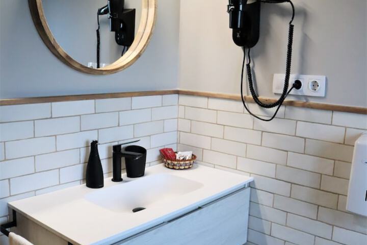Room 26 of 33