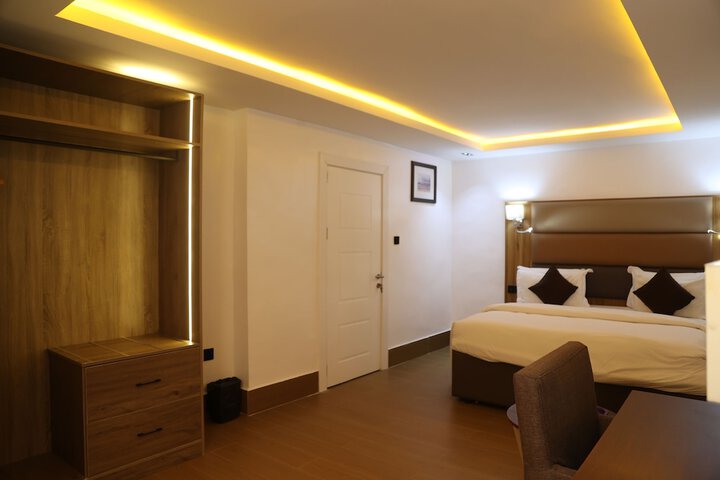 Room 17 of 27