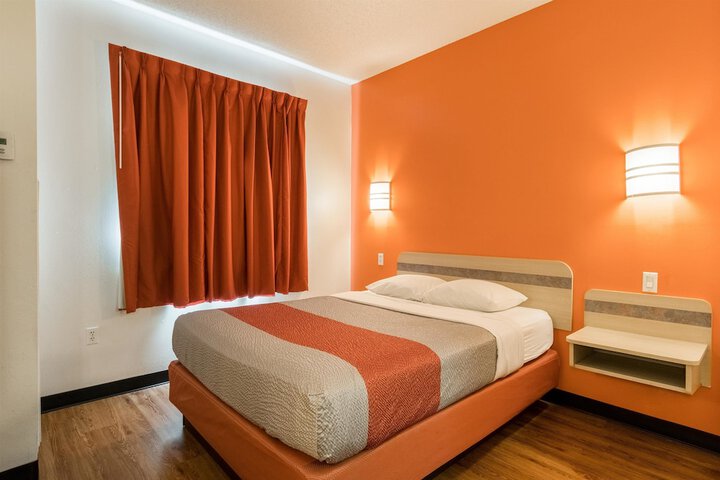 1 Queen Bed (14 of 16)