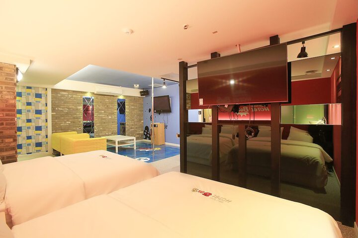 Room 25 of 40