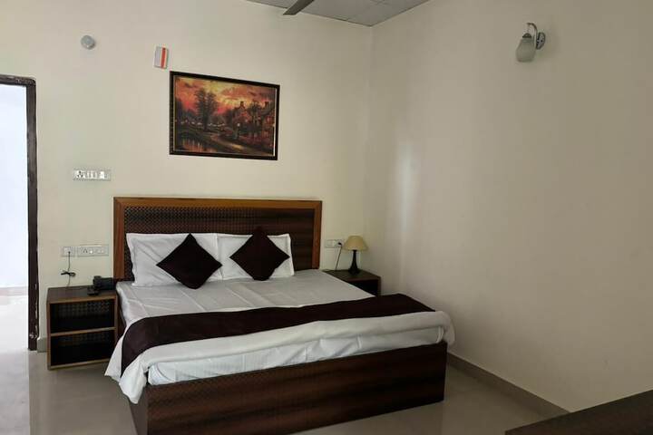Room 12 of 28