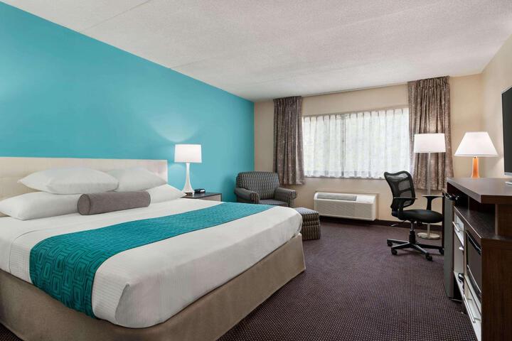 1 King Bed (4 of 5)