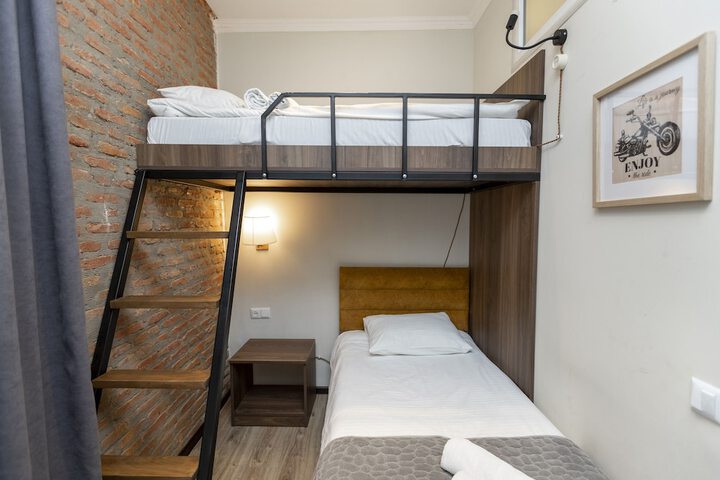 Room 6 of 106