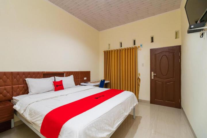 RedDoorz at Aldos Villa Silangit