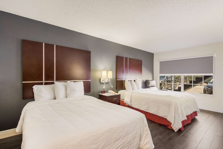 2 Double Beds (8 of 15)