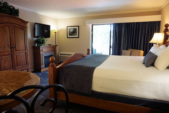 1 King Bed (5 of 23)