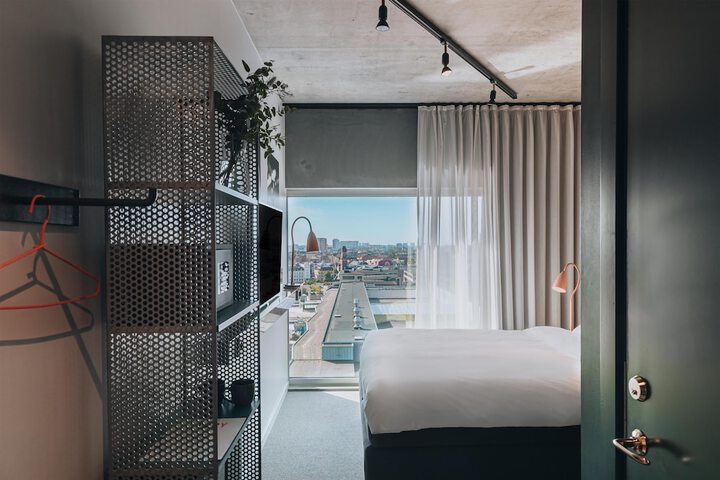 Room 21 of 61