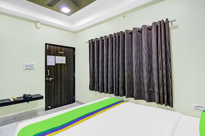 Room 9 of 28