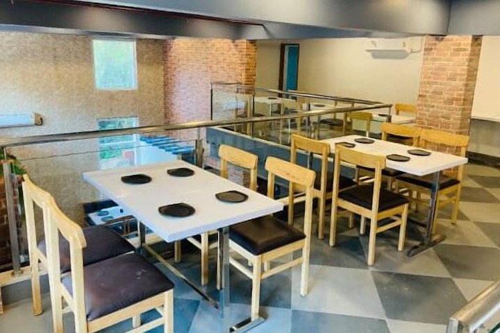 Dining 5 of 8