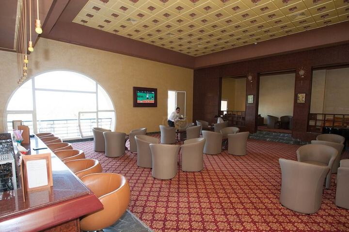 Lounge 41 of 51