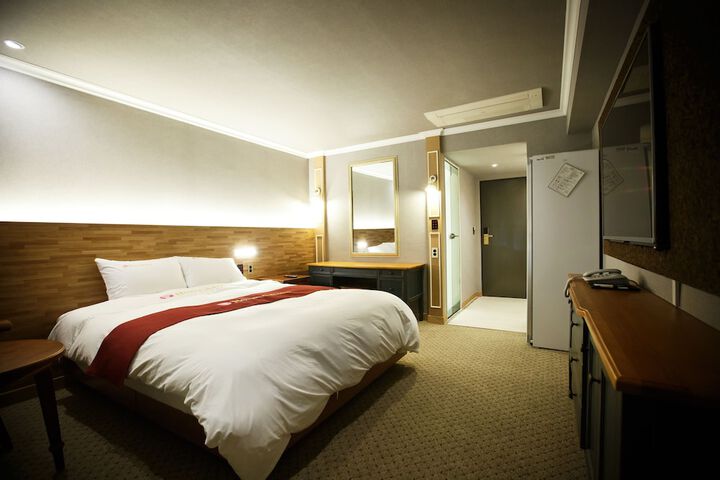 Room 5 of 32