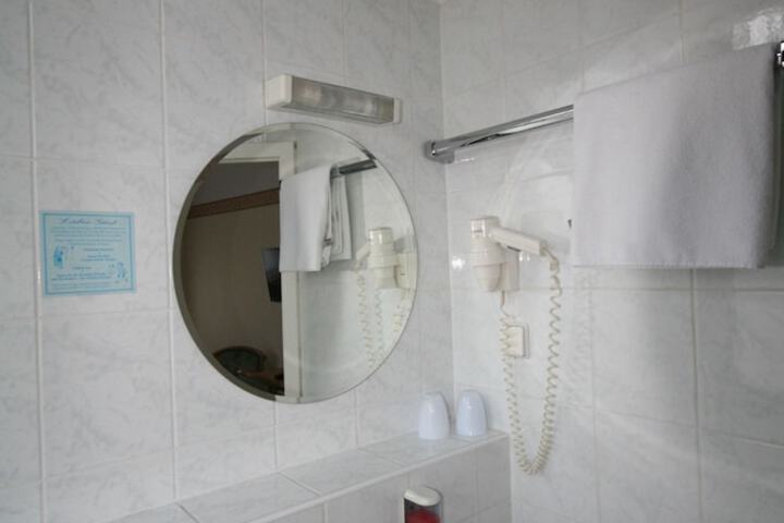 Room 9 of 16