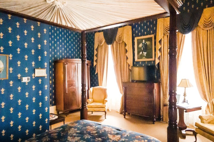 Room 8 of 142