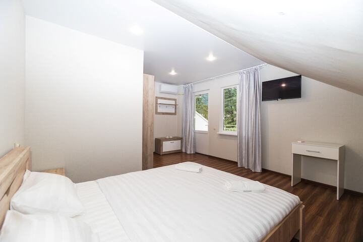 Room 8 of 28