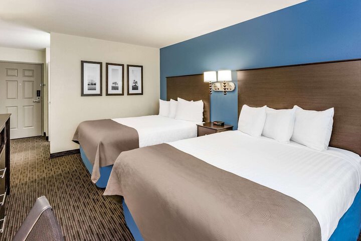 1 Queen Bed Accessible Room (8 of 9)