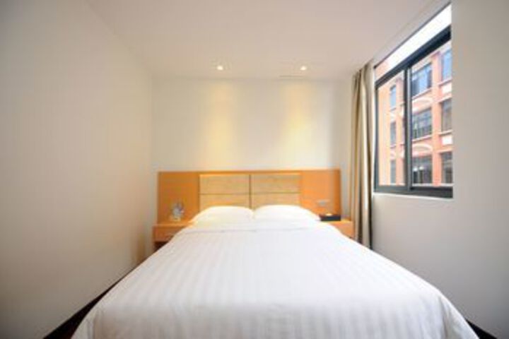 Room 10 of 18