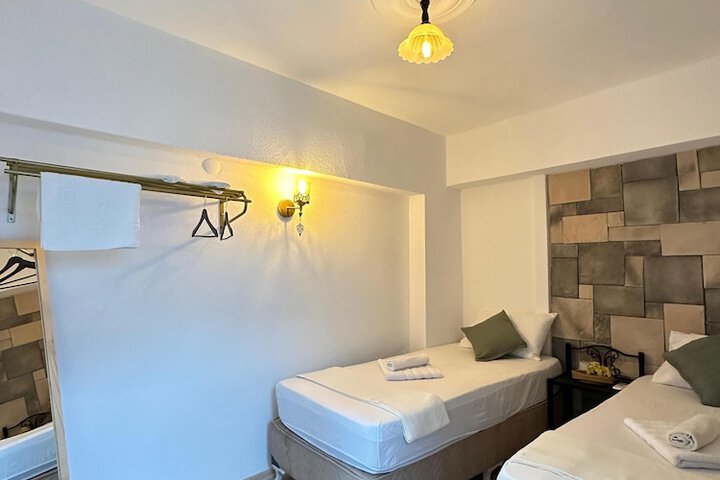 Room 2 of 27