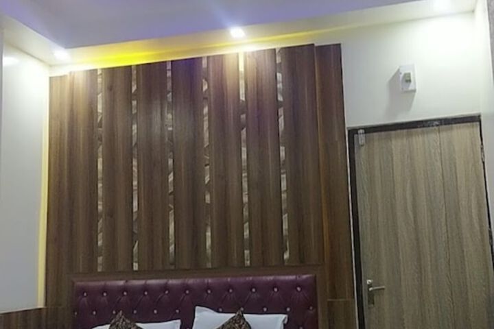 Room 11 of 17