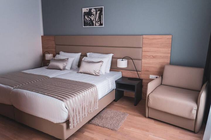 Room 6 of 27