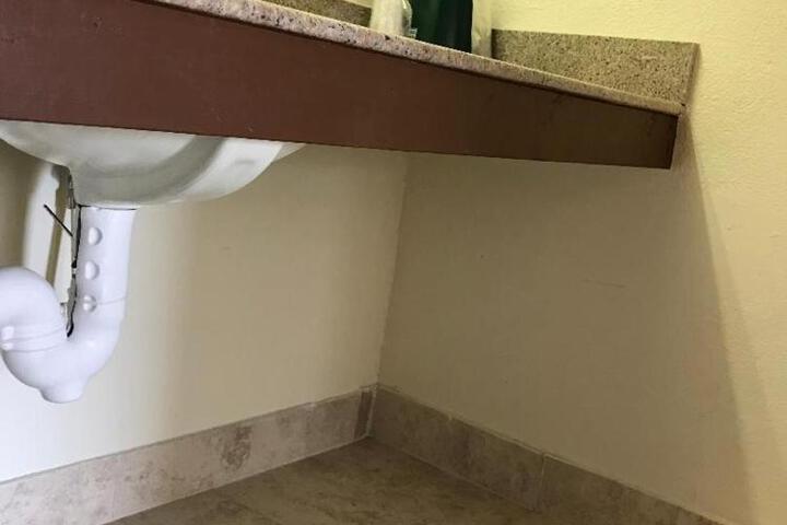 Basic Single King Bed Accessible (4 of 5)