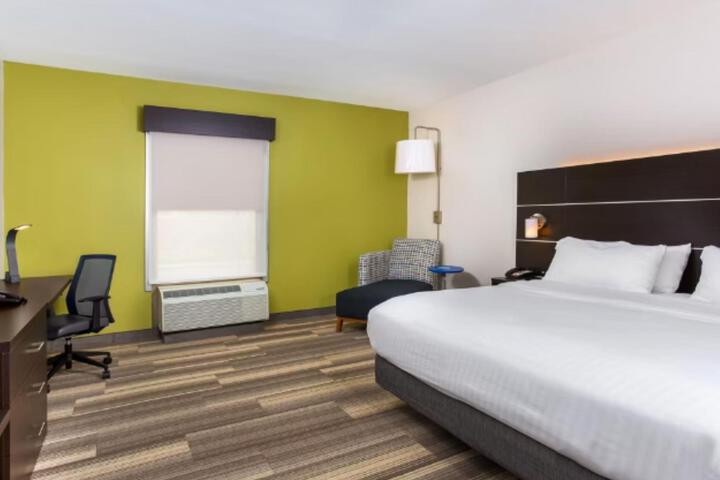 1 King Bed (14 of 14)