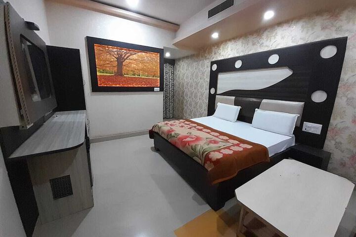 Room 8 of 28