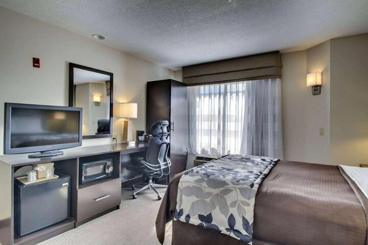 1 Queen Bed (6 of 17)