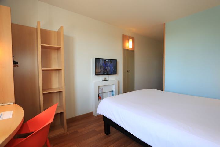Room 4 of 50