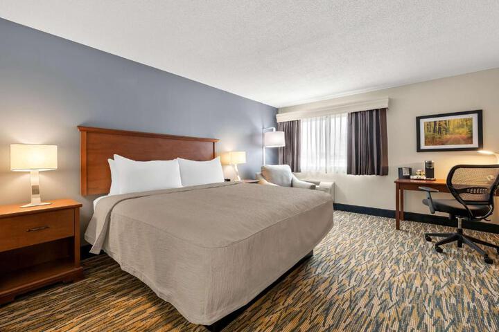 1 King Accessible Bathtub First Floor Microwave, Refrigerator WiFi Continental Breakfast (4 of 23)