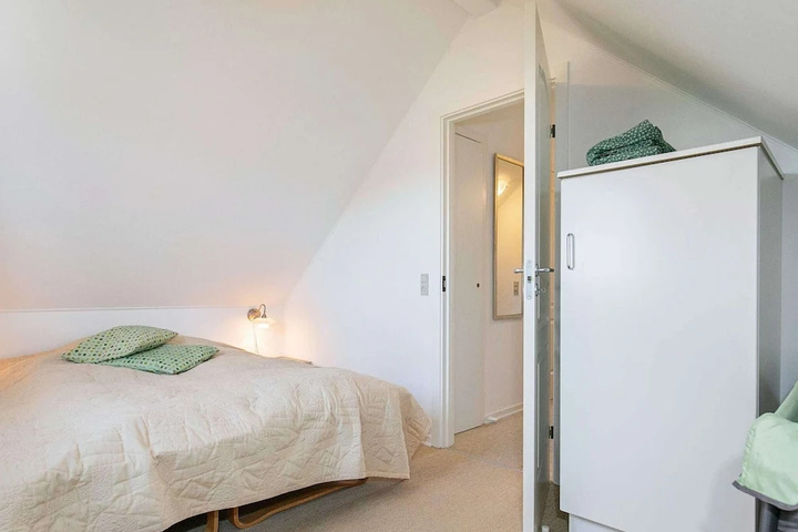 Room 4 of 18