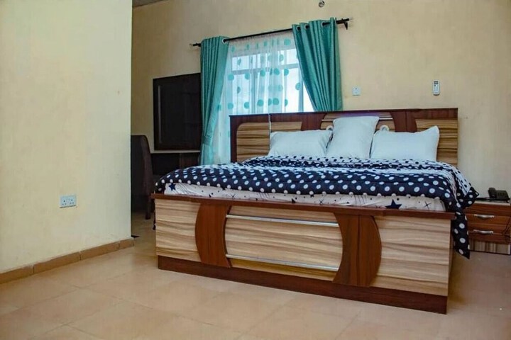 Room 2 of 33