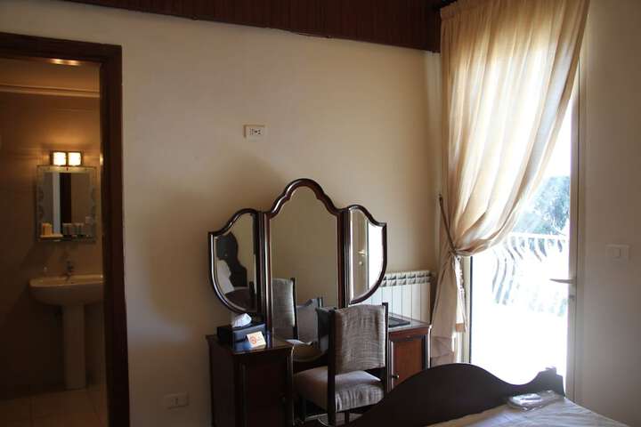 Room 9 of 28