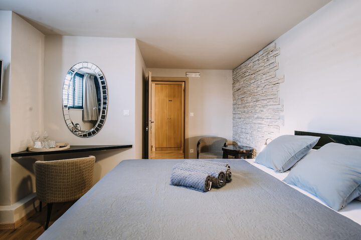 Room 15 of 166