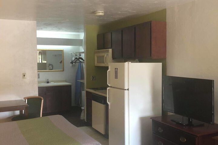 Efficiency 2 Queen Beds (7 of 13)